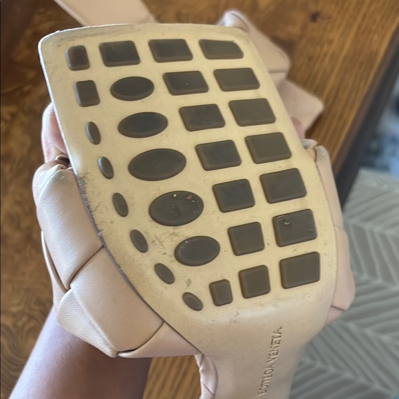 🌸🌺Bottega Veneta 🌸🌺 Tan Leather Heels with Woven Design - Picture 7 of 16